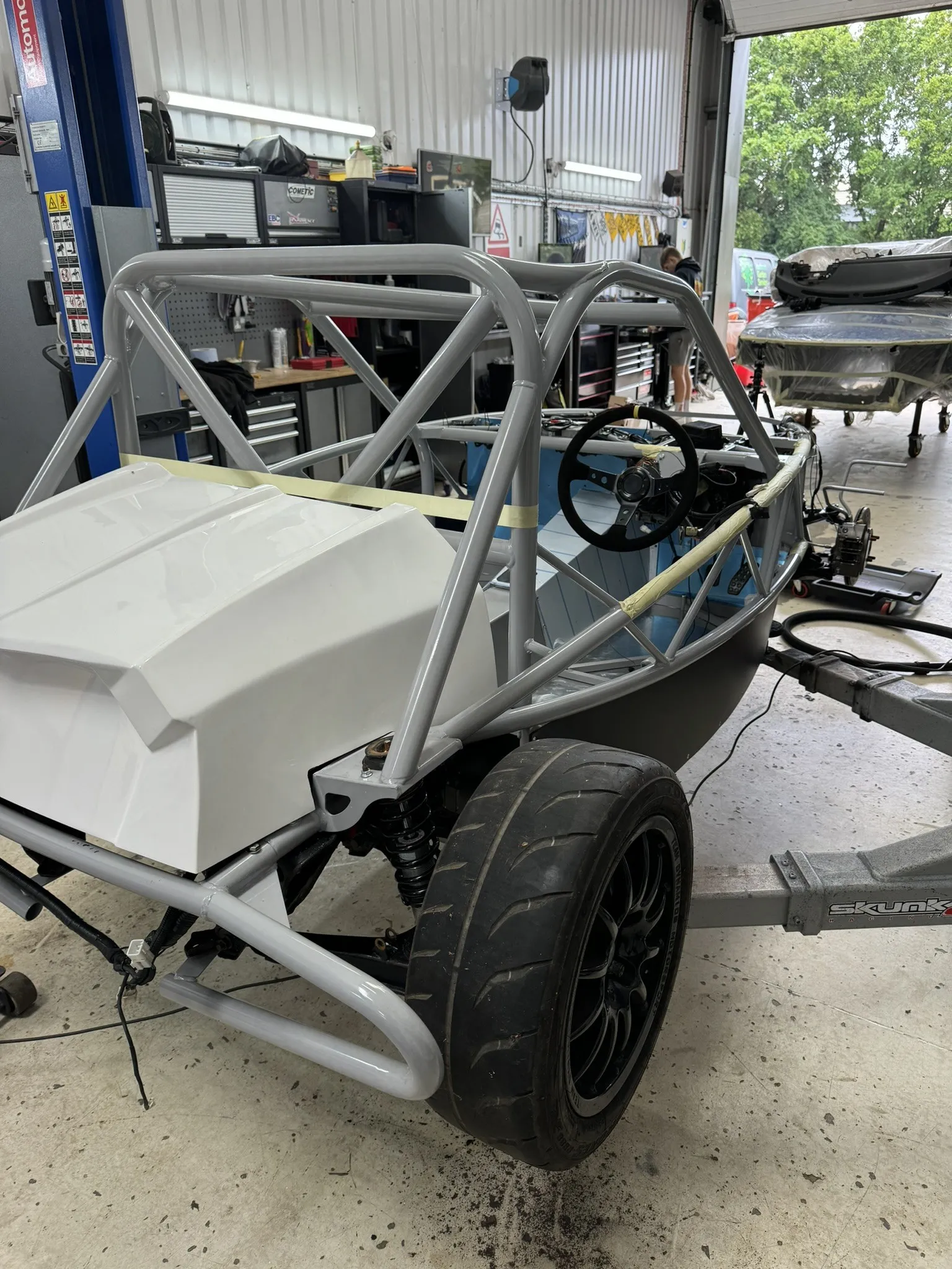 The rear tub on the chassis from behind, one wheel on, first test fit