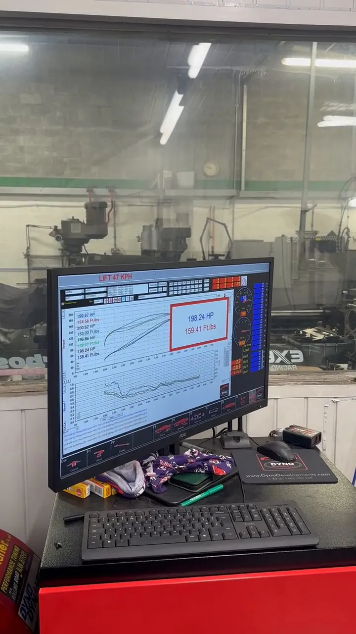 The rolling road screen showing the power run traces stacked up over the session