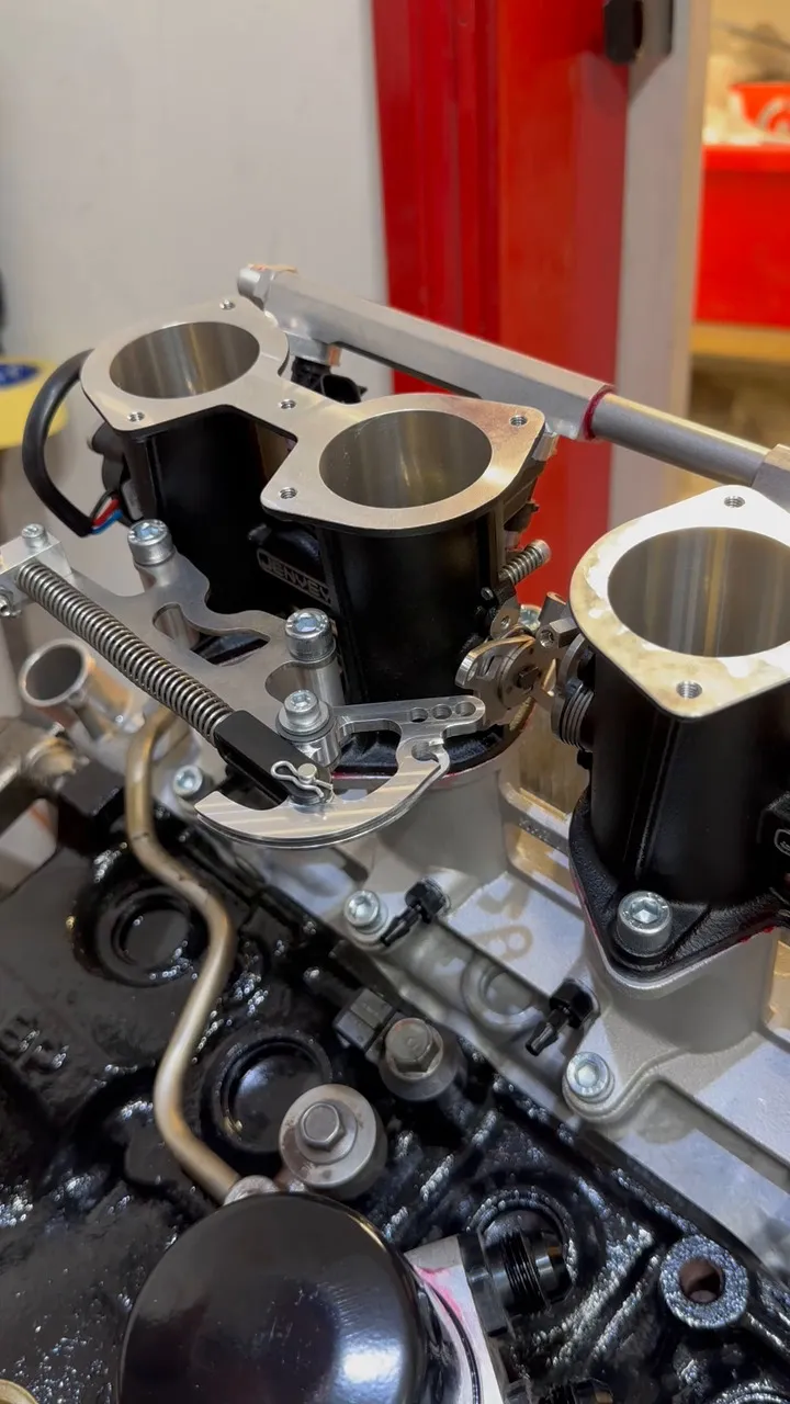 The throttle bodies and the linkage set across all four, on the head