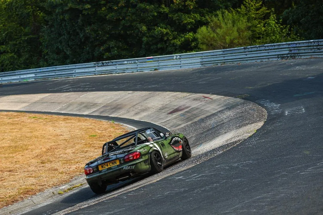Moxie seen from behind on the Nordschleife, going away up a rising left hand corner